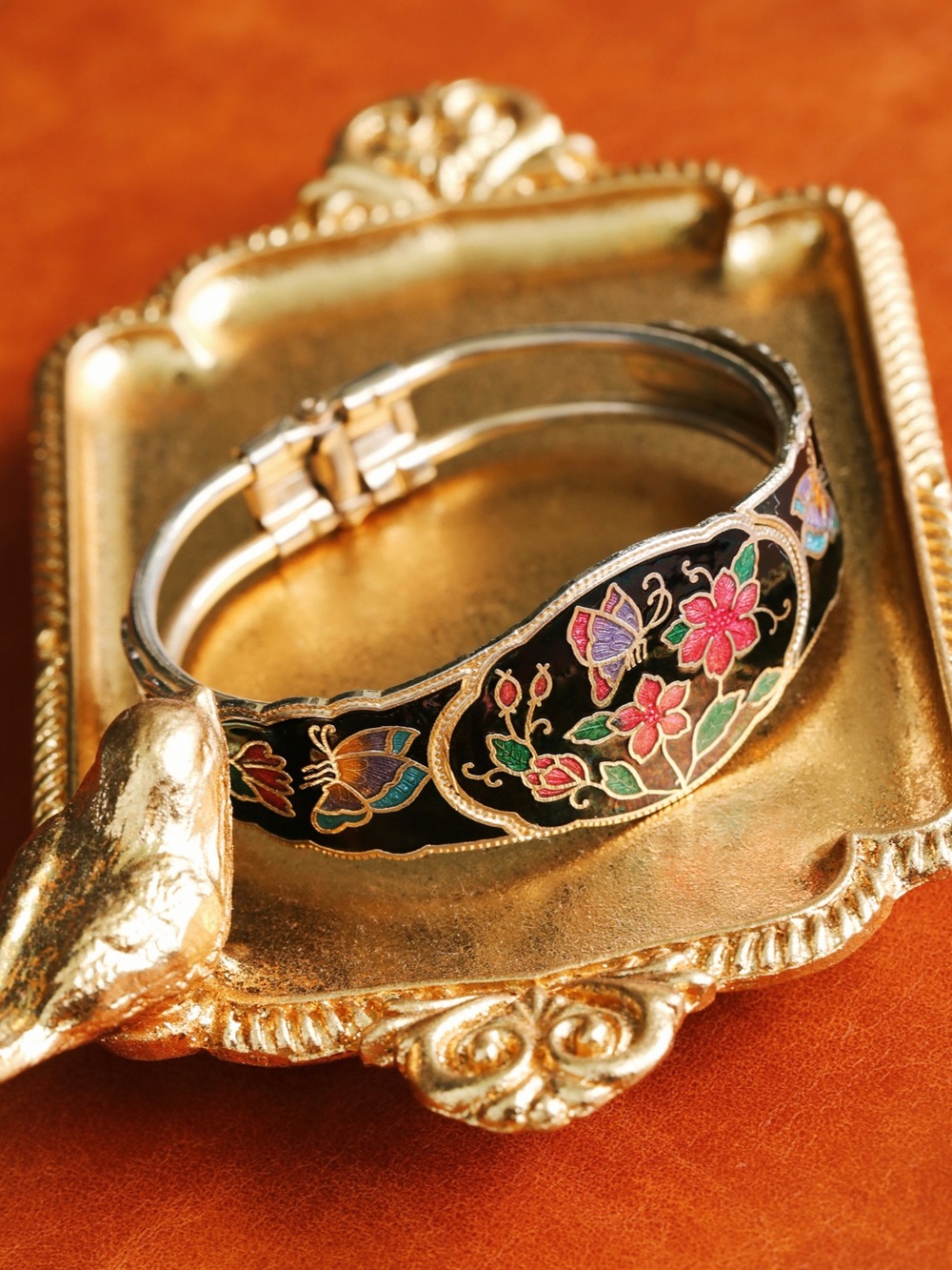 Vtg Gold Tone Cloisonné Floral Butterfly Black Enamel Hinged Bangle Bracelet VGC